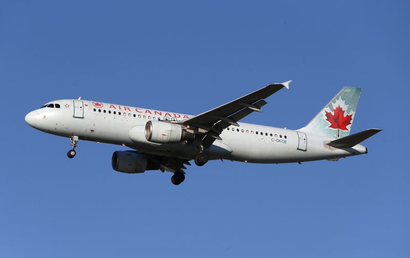 &copy; Reuters. FILE PHOTO: An Air Canada Airbus A320 airplane prepares to land at Vancouver&apos;s international airport in Richmond,