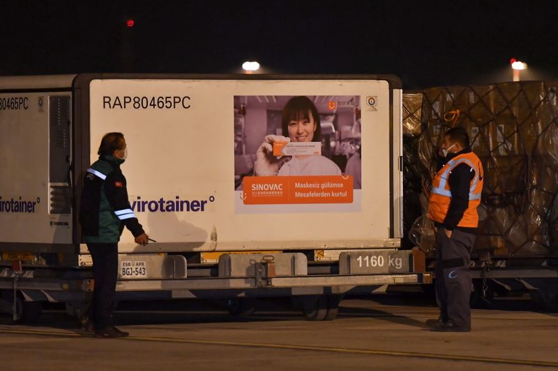 &copy; Reuters. Vacina contra Covid da Sinovac chega a aeroporto de Esenboga, em Ancara