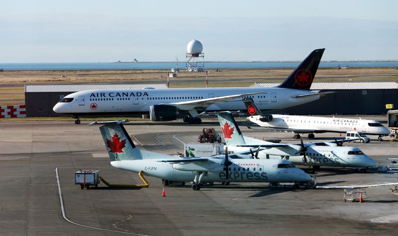 &copy; Reuters. FILE PHOTO: Air Canada airplanes are pictured at Vancouver&apos;s international airport in Richmond,
