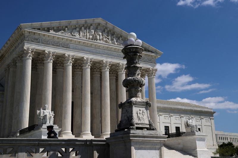 &copy; Reuters. FILE PHOTO: A police officer is seen in front of the U.S. Supreme Court building in Washington