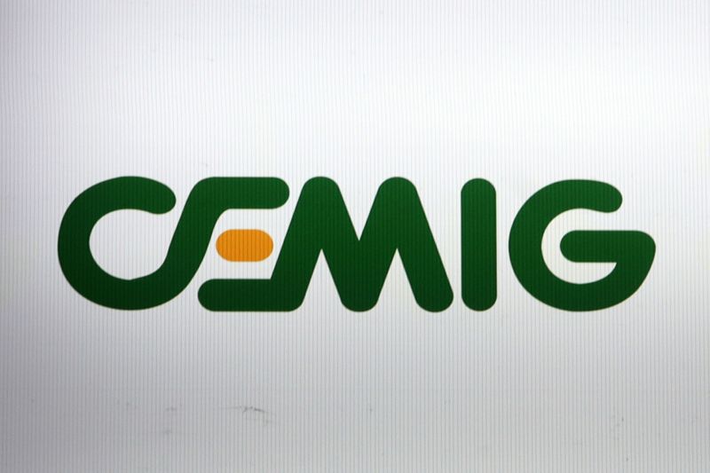 © Reuters. Logo da Cemig em painel na bolsa de valores de São Paulo