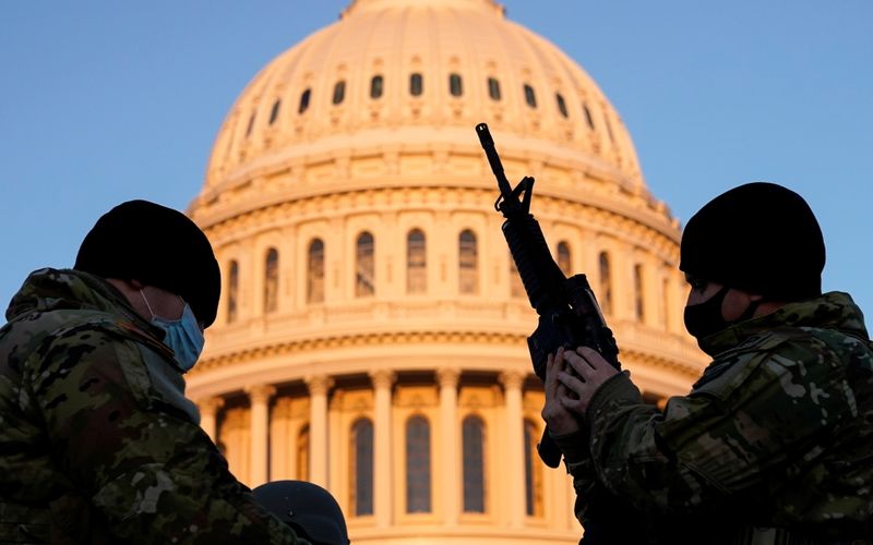 &copy; Reuters. Membros da Guarda Nacional dos EUA protegem o prédio do Congresso norte-americano em Washington