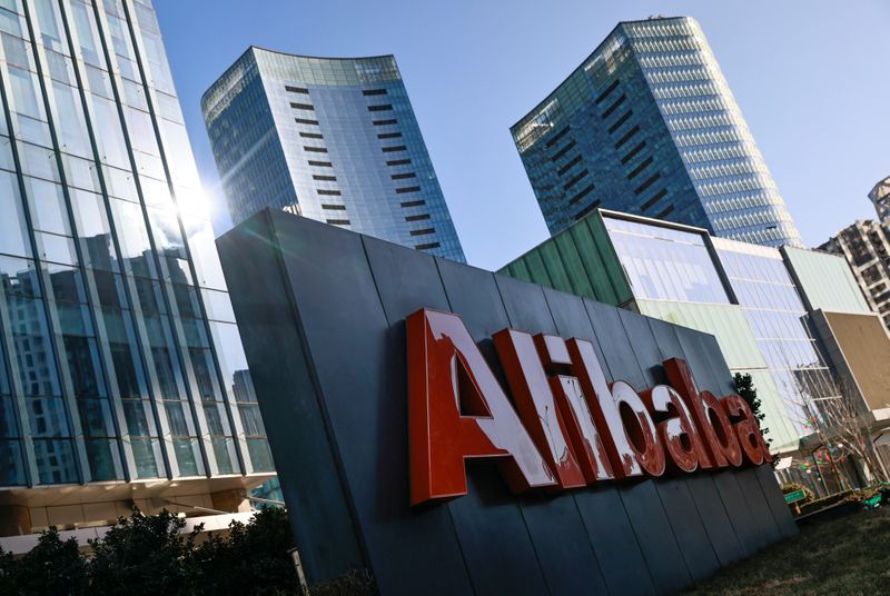 © Reuters. FILE PHOTO: The logo of Alibaba Group is seen at its office in Beijing
