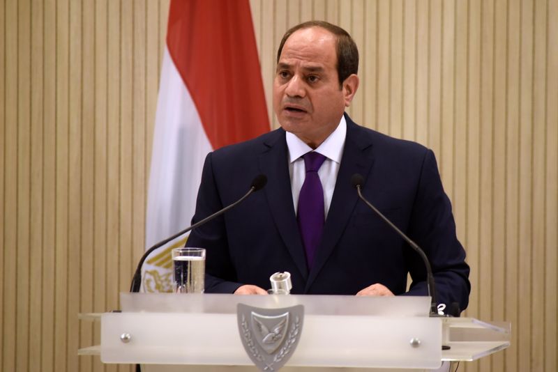 &copy; Reuters. الرئيس المصري يستعرض اتفاقا مع سيمنس لمنظومة قطار تتكلف 23 مليار دولار