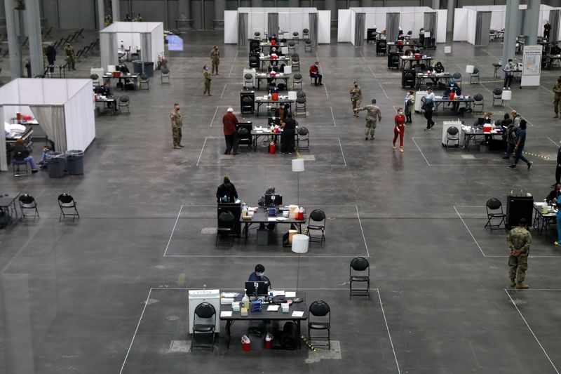 © Reuters. New York State COVID-19 vaccination site at Jacob K. Javits Convention Center, in New York City