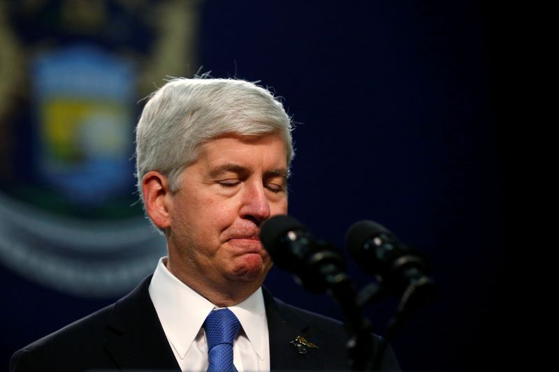 &copy; Reuters. FILE PHOTO: Michigan Governor Rick Snyder pauses as he speaks at North Western High School in Flint, a city struggling with the effects of lead-poisoned drinking water in Michigan