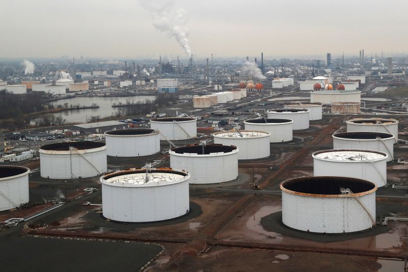 © Reuters. FILE PHOTO: General view of oil tanks and the Bayway Refinery of Phillips 66 in Linden