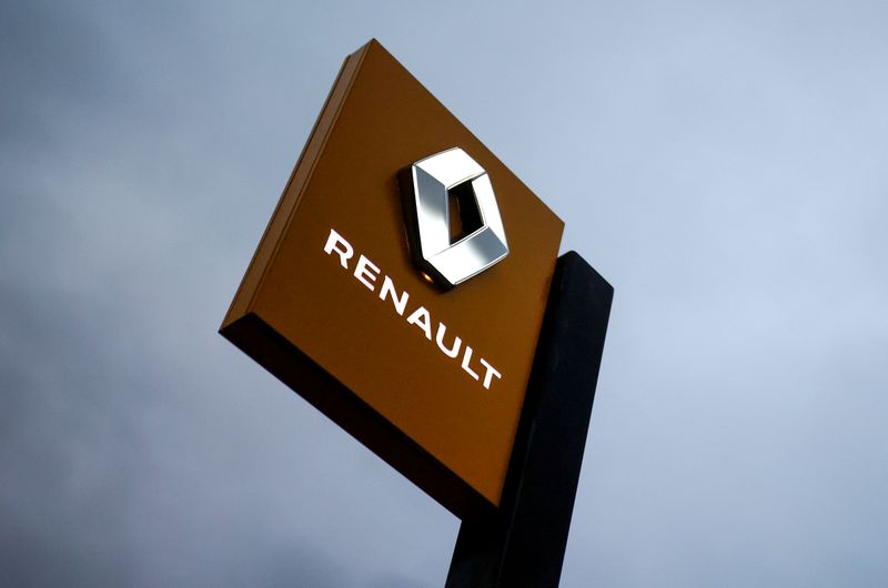 © Reuters. FILE PHOTO: The logo of Renault carmaker is pictured at a dealership in France