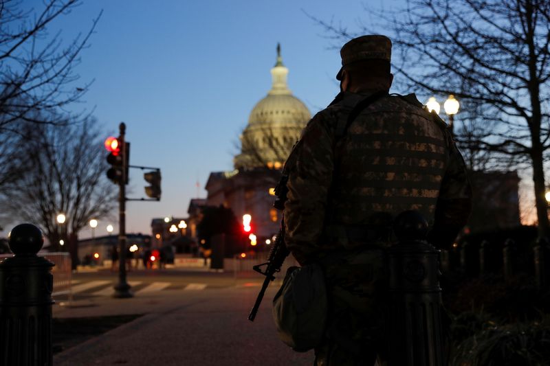 © Reuters. قوات الأمن الأمريكية تحقق في تهديدات وتحتشد لمنع تكرار هجوم الكونجرس