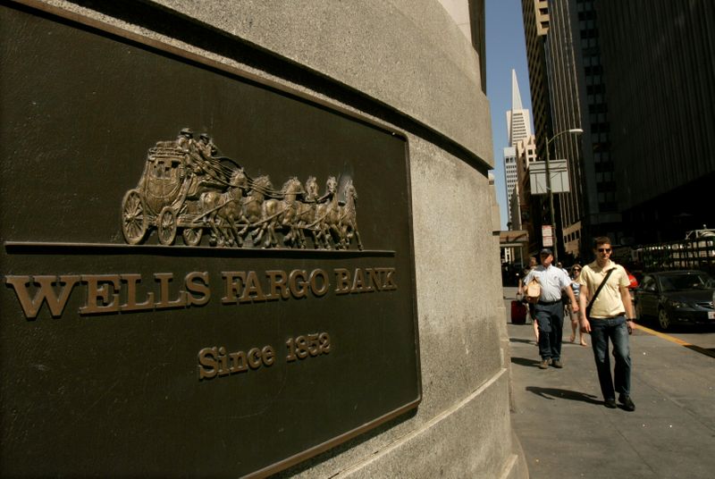 © Reuters. FILE PHOTO: A pedestrian walks past a Wells Fargo & Co bank in San Francisco