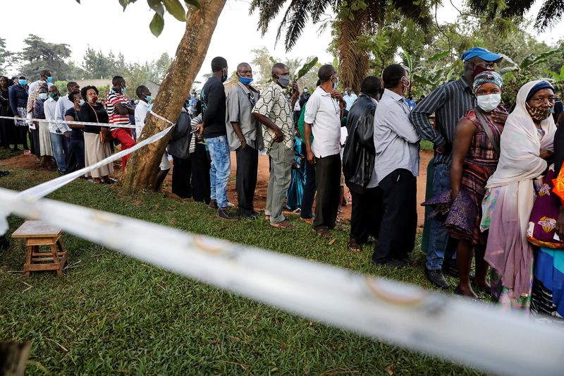 &copy; Reuters. الأوغنديون يدلون بأصواتهم في انتخابات رئاسية حامية
