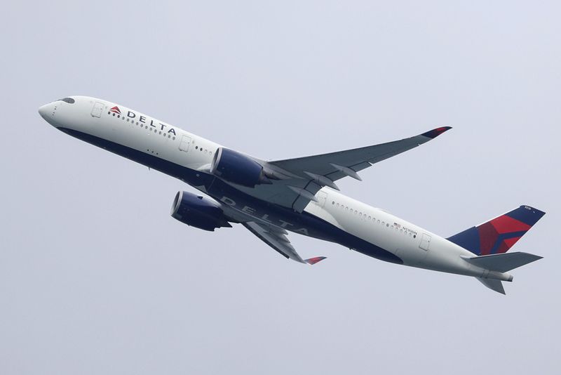 &copy; Reuters. FILE PHOTO: A Delta Air Lines plane takes off from Sydney Airport in Sydney