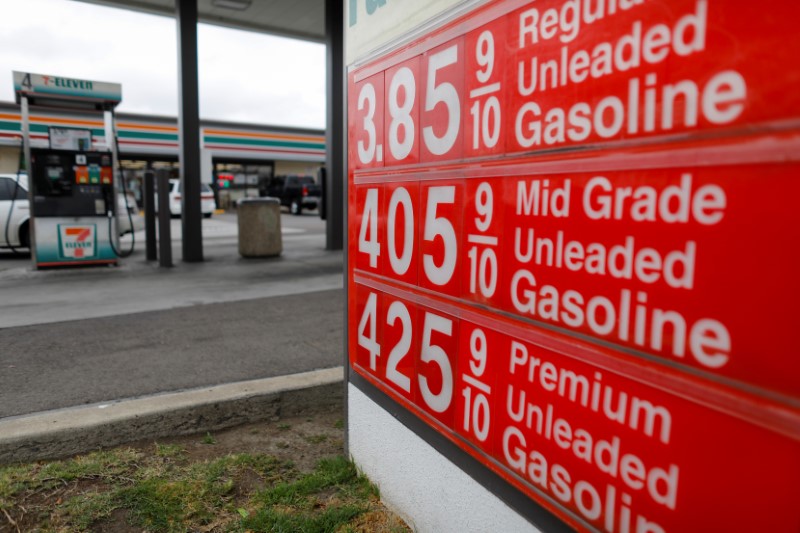 &copy; Reuters. Gasoline prices are shown in Oceanside, California
