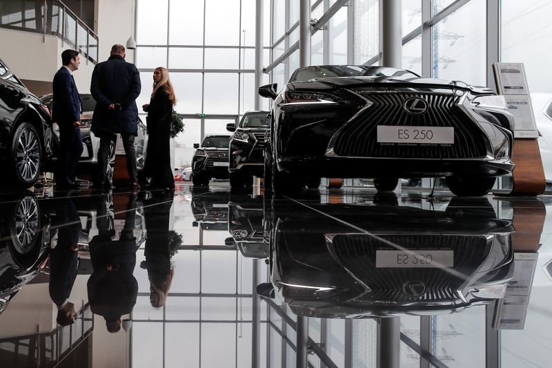 &copy; Reuters. Customers speak to sales manager next to Lexus cars at Rolf, an automotive dealer in Moscow