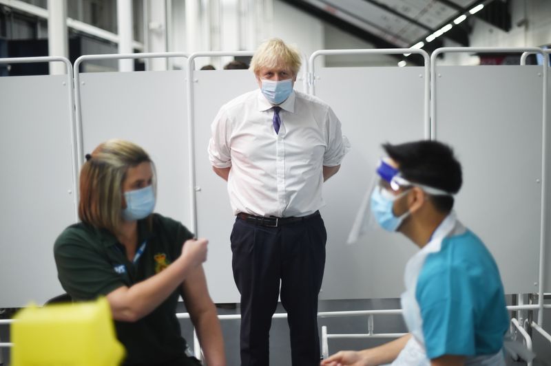 &copy; Reuters. Foto del lunes del Primer Ministro británico, Boris Johnson, visitando un centro de vacunación para el COVID-19 en Bristol