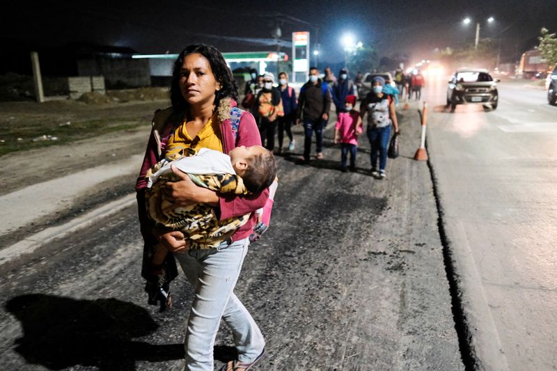 © Reuters. Hondurans take part in a new caravan of migrants, set to head to the United States, in San Pedro Sula