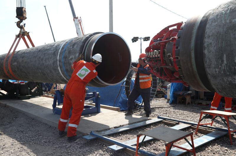 &copy; Reuters. Imagen de archivo de trabajadores en faenas en el sitio de construcción del gasoducto Nord Stream 2 en Rusia
