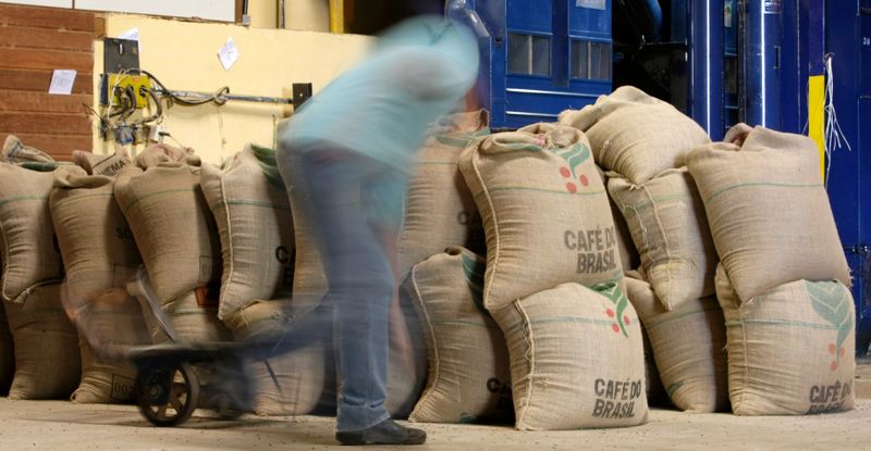 © Reuters. Sacas de café em armazém em Alfenas (MG)