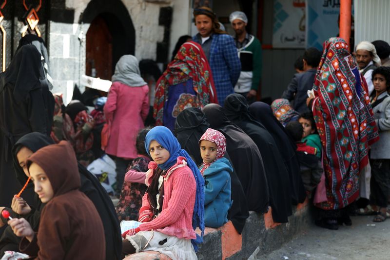 &copy; Reuters. People queue outside a charity kitchen to get food donations in Sanaa, Yemen