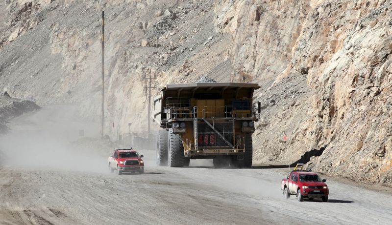 &copy; Reuters. Imagen de archivo de un camión transportando mineral de cobre en la mina a tajo abierto de Chuquicamata en Chile