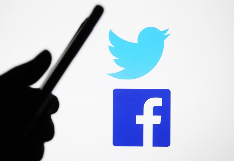 &copy; Reuters. Imagen de archivo. ilustración fotográfica con los logotipos de Twitter y Facebook en un teléfono móvil.