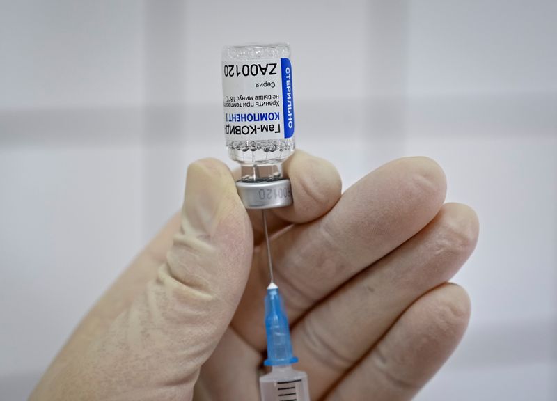 &copy; Reuters. Profissional de saúde coloca vacina Sputnik V contra Covid-19 em seringa em clínica em Rostov-On-Don, na Rússia
