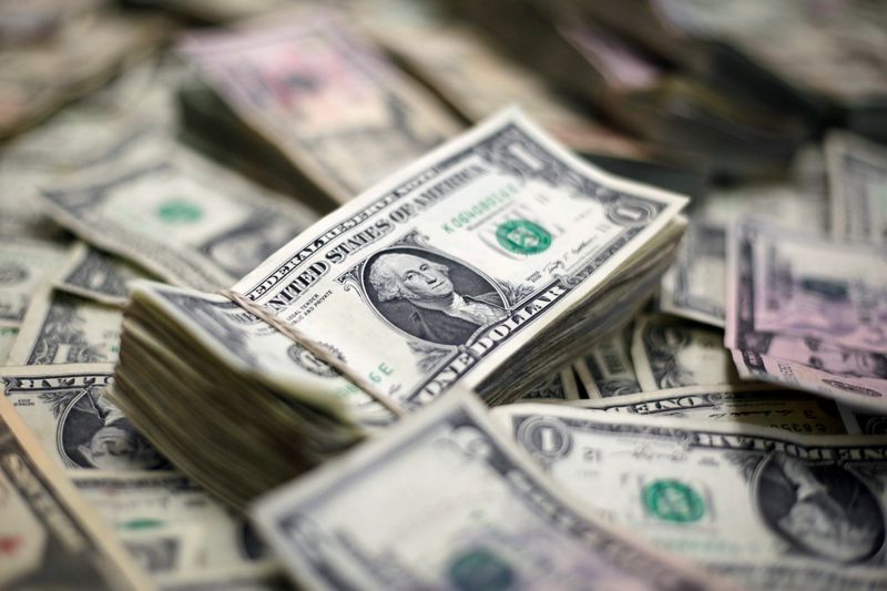 &copy; Reuters. انتعاش الدولار يتبدد مع تبني باول لهجة تميل إلى التيسير النقدي