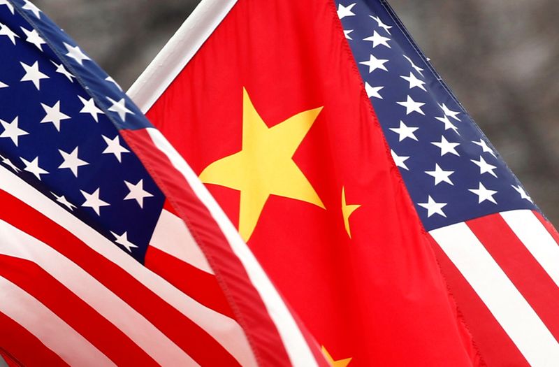 &copy; Reuters. FILE PHOTO: Chinese and U.S. flags fly along Pennsylvania Avenue outside the White House in Washington