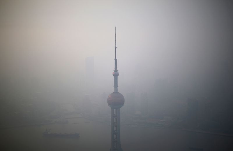 &copy; Reuters. The Oriental Pearl TV Tower is seen during a hazy day at Pudong financial district in Shanghai