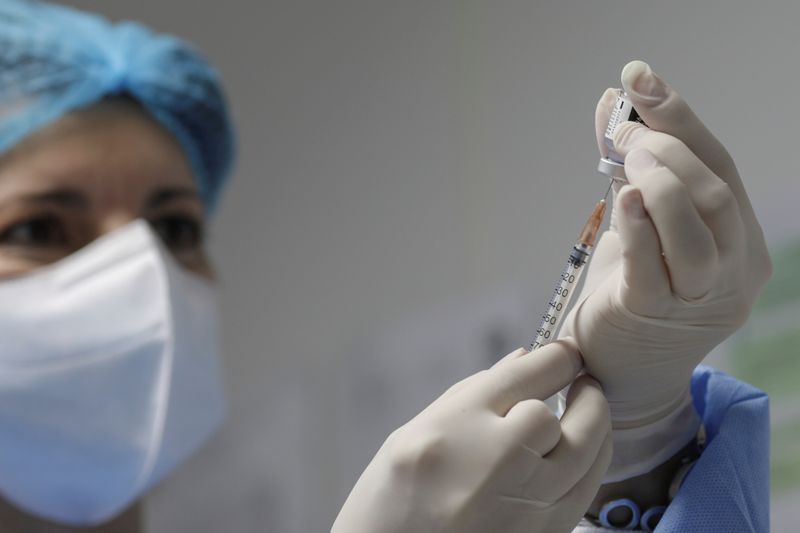 &copy; Reuters. Enfermeira prepara dose da vacina Pfizer.BioNTech contra Covid-19 em Bucareste