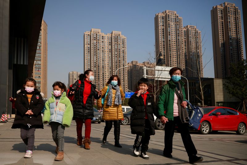 &copy; Reuters. Mulheres buscam crianças em escola de Wuhan, na China
