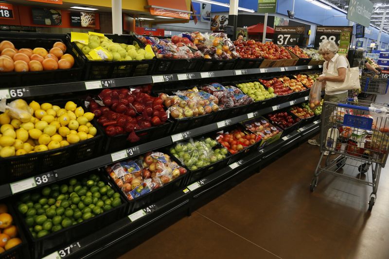 &copy; Reuters. Foto de archivo. Una señora realiza compras en un supermercado Walmart de Rogers, Arkansas, EEUU.