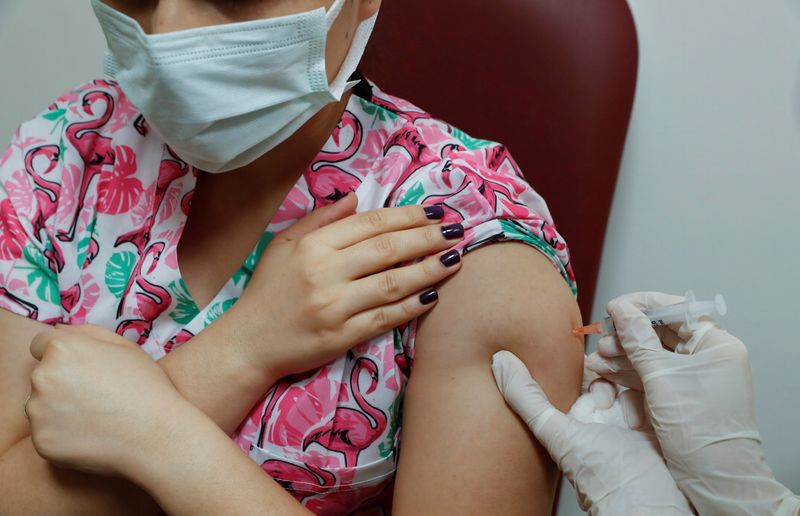 © Reuters. حصري- استطلاع رأي عالمي يكشف تدني الثقة في اللقاحات الصينية والروسية