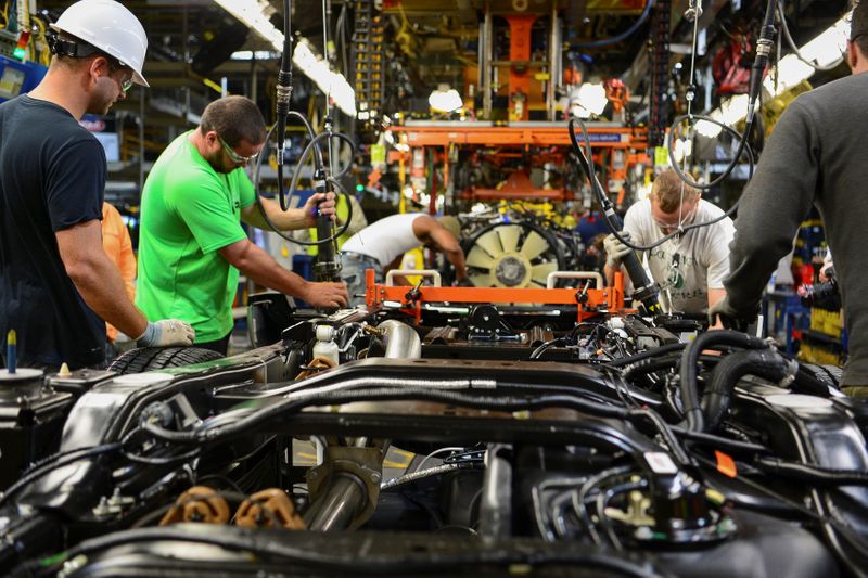 © Reuters. Workers assemble a Ford truck at the new Louisville Ford truck plant in Louisville