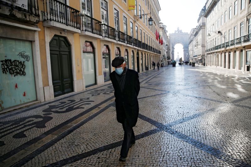 © Reuters. A man waks in downtown Lisbon on the first day of the second national lockdown due to the coronavirus disease (COVID-19) pandemic in Lisbon