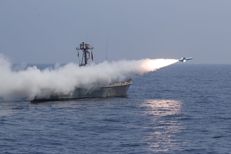 &copy; Reuters. Militares do Irã lançam míssil em exercício militar no Golfo de Omã