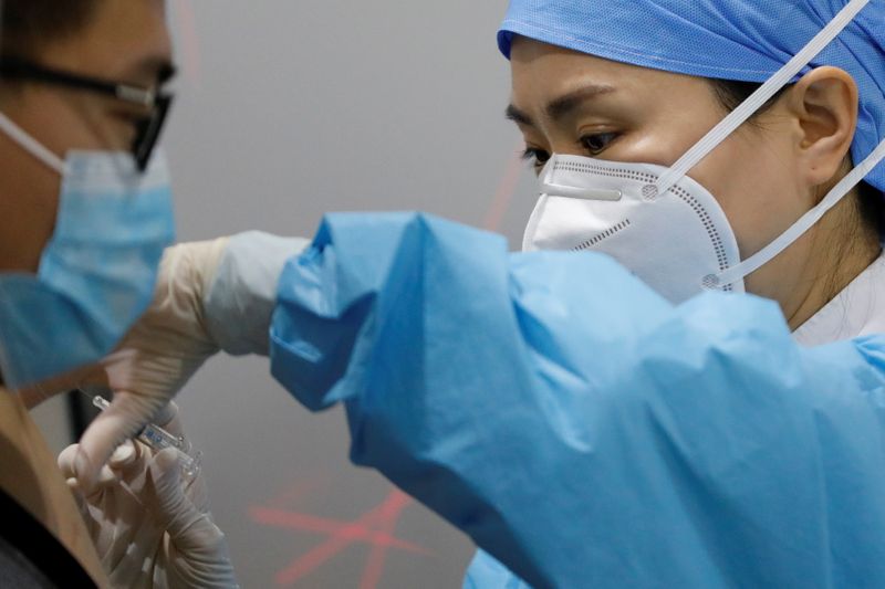 &copy; Reuters. Vacinação contra a Covid-19 em Pequim