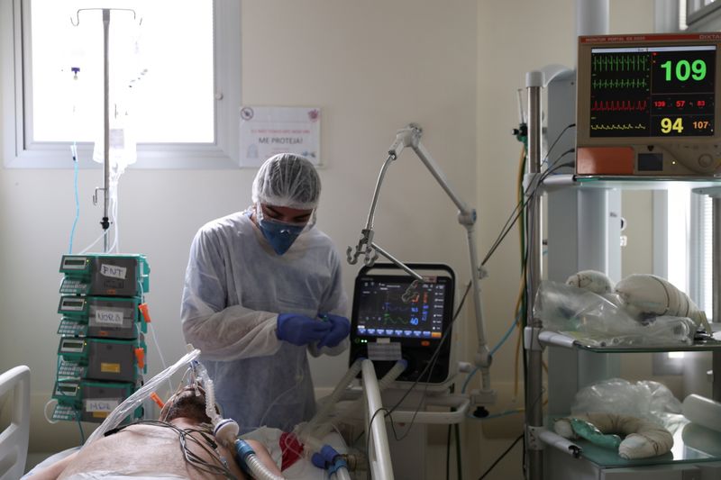 © Reuters. FOTO DE ARCHIVO. Imagen referencial de un paciente con COVID-19 en la UCI del Hospital Sao Paulo, en Sao Paulo, Brasil