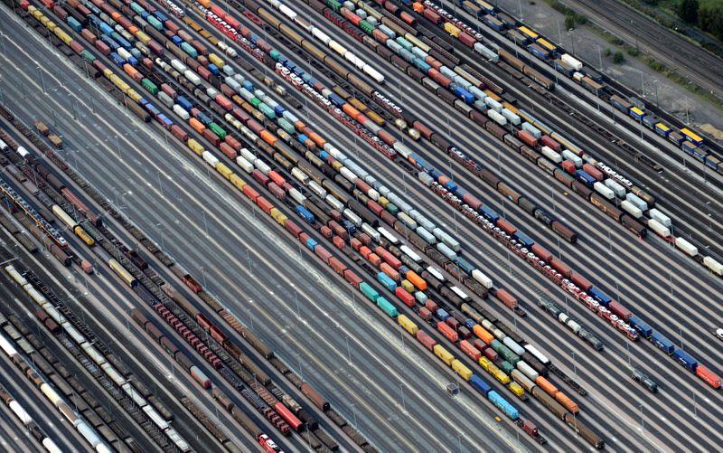 © Reuters. FILE PHOTO:  Containers and cars are loaded on freight trains at the railroad shunting yard in Maschen near Hamburg