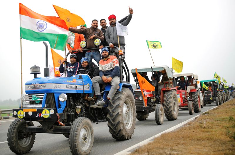 © Reuters. Protesto de agricultores nos arredores de Nova Délhi, na Índia, contra novas leis do setor