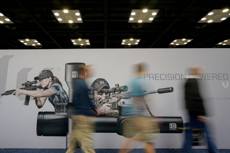 © Reuters. FILE PHOTO: Attendees walk around at the National Rifle Association's (NRA) annual meeting, in Indianapolis, Indiana