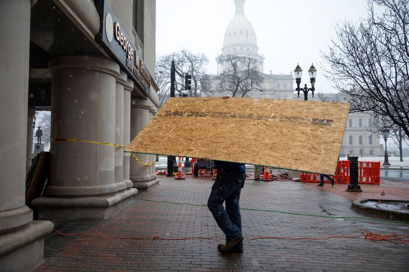 &copy; Reuters. Fencing goes up at Michigan state Capitol