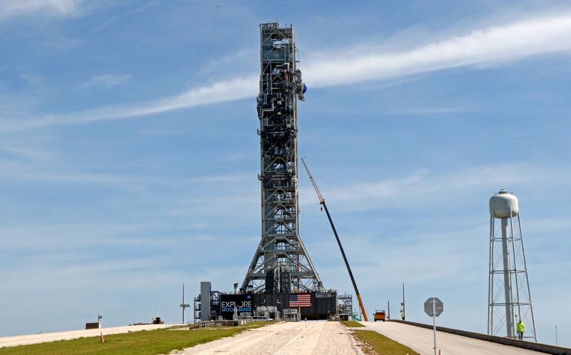 &copy; Reuters. FILE PHOTO: FILE PHOTO: NASA&apos;s Space Launch System mobile launcher stands atop Launch Pad 39B at the Kennedy Space Center in Cape Canaveral