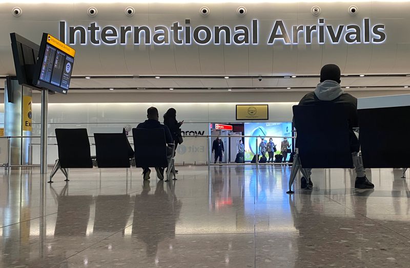 &copy; Reuters. Travellers are seen at an arrivals area of a terminal at Heathrow Airport, amid the spread of the coronavirus disease (COVID-19) pandemic, London, Britain