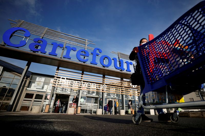 &copy; Reuters. FILE PHOTO: Carrefour Hypermarket store in France