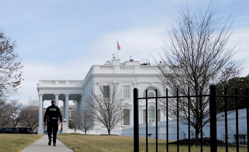 &copy; Reuters. Un oficial del Servicio Secreto camina hacia el frente de la Casa Blanca antes de la toma de posesión del presidente electo estadounidense Joe Biden en Washington
