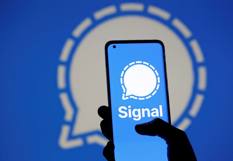 &copy; Reuters. Photo illustration of Signal messaging app
