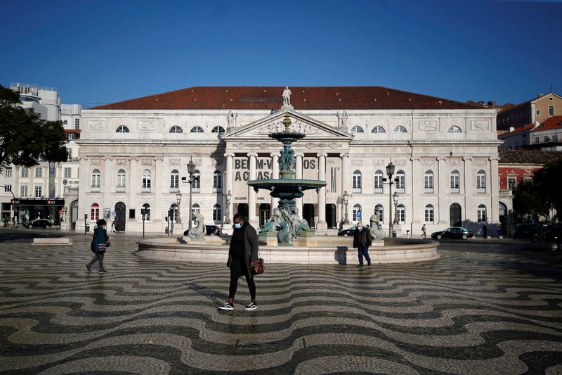 &copy; Reuters. People walk by Rossio square on the first day of the second national lockdown due to coronavirus disease (COVID-19) pandemic in Lisbon