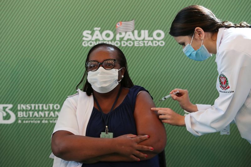 &copy; Reuters. Health workers receive China&apos;s Sinovac coronavirus disease (COVID-19) vaccine, in Sao Paulo