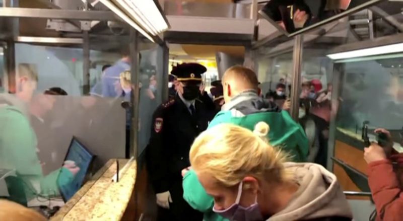 © Reuters. الشرطة الروسية تعتقل المعارض نافالني لدى وصوله إلى موسكو